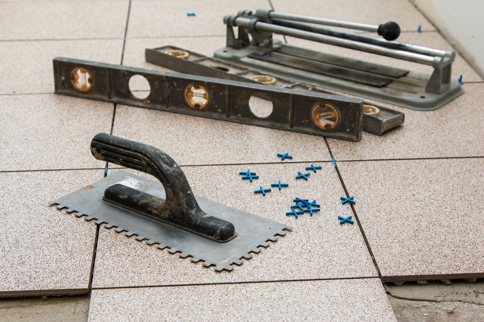Tile installation tools and ceramic floor tiles with spacers